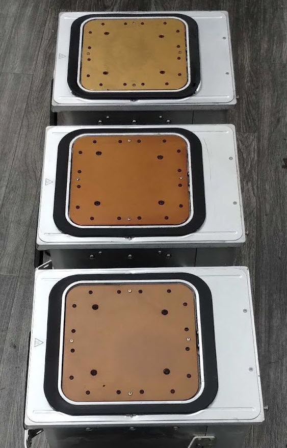 不同使用時間的陽極處理列印床會呈現不同深淺