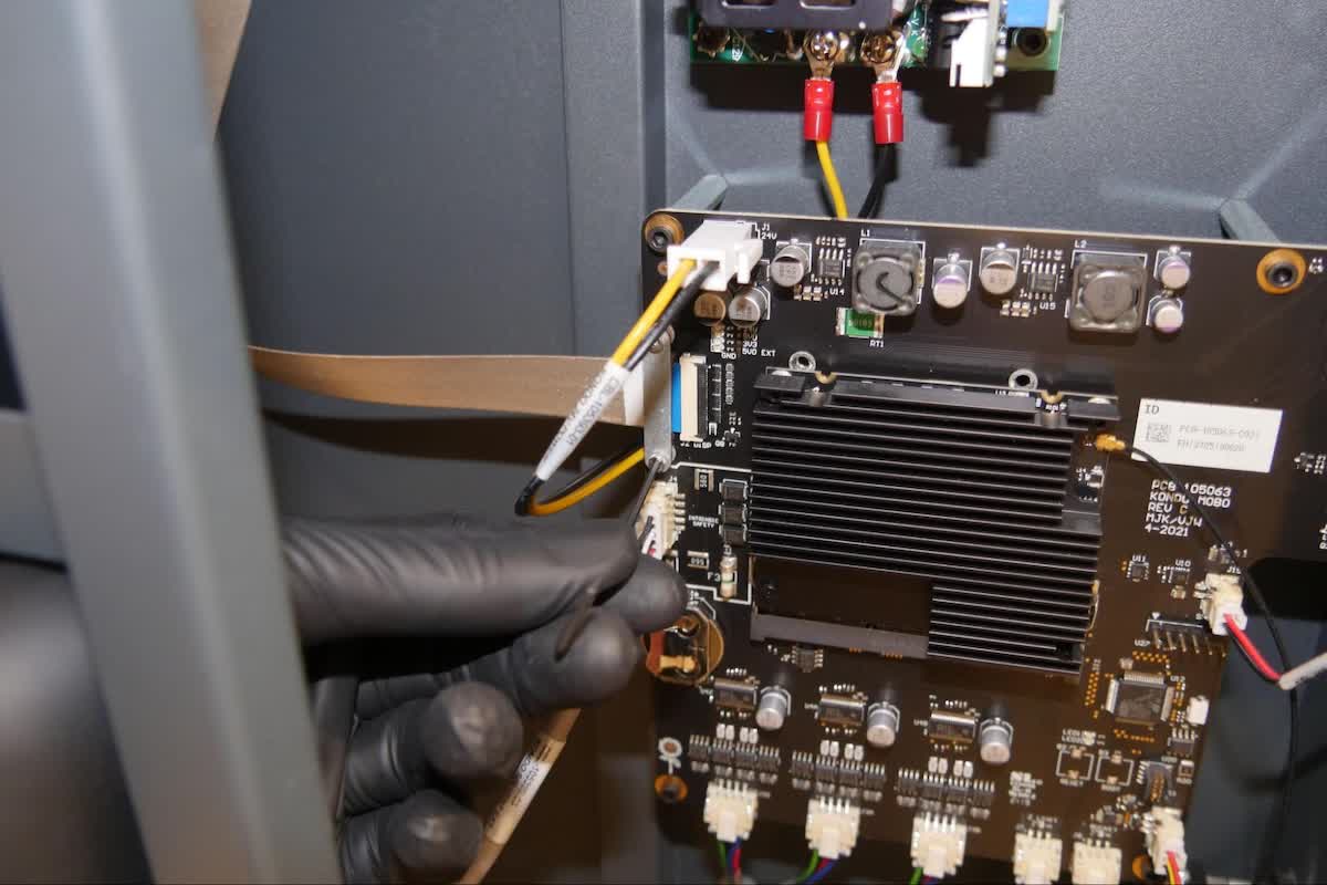 fwl-display-cable-motherboard-clip.jpg