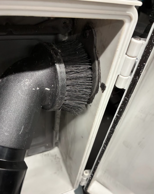 從排氣濾網箱開口清潔列印艙排氣管