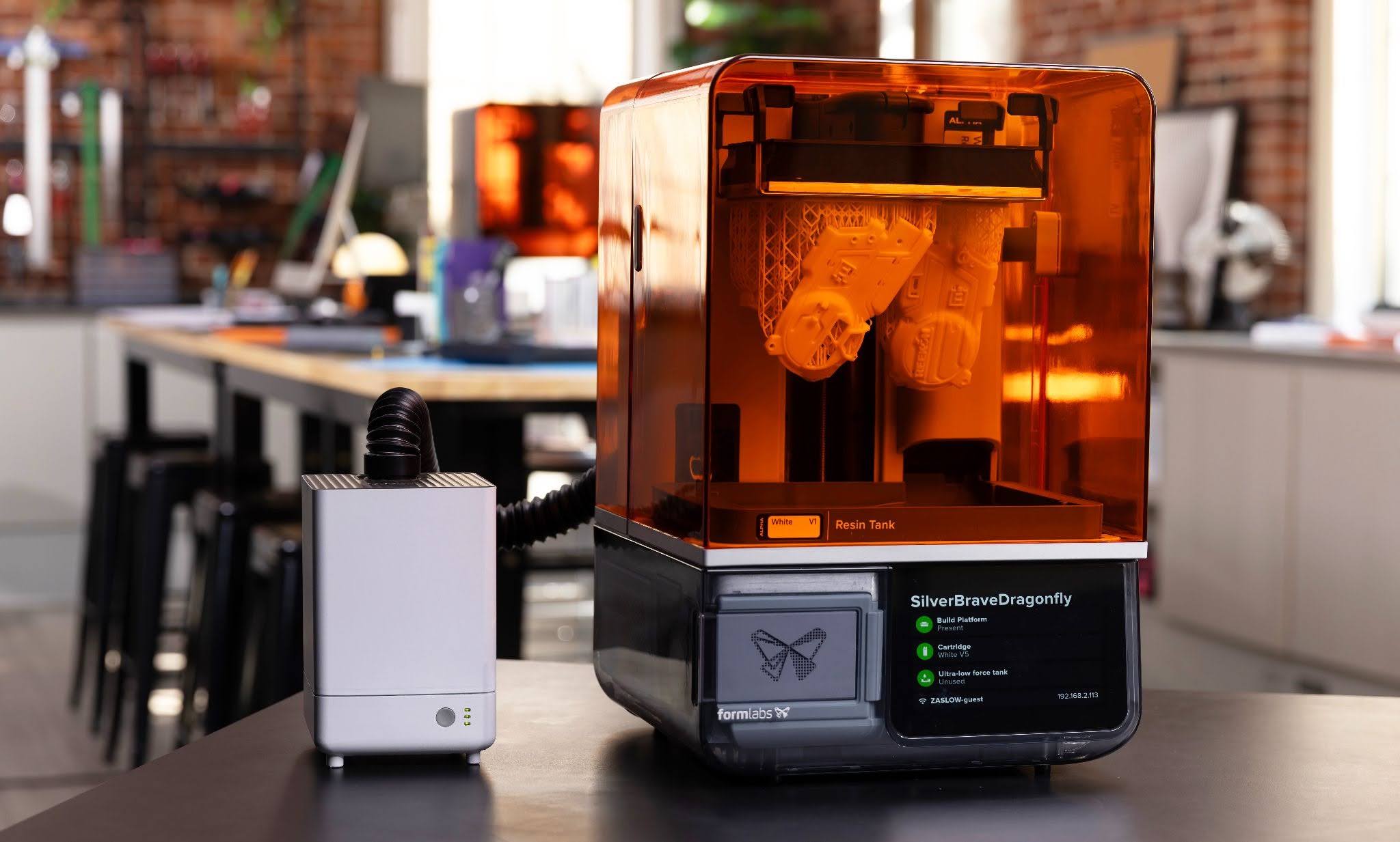 Zvanični Formlabs prikaz VOC Extractor sistema uz štampač