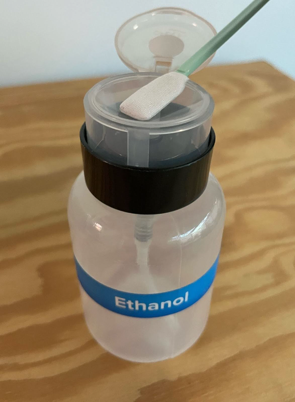 以少量乙醇潤濕核准聚酯布棉棒