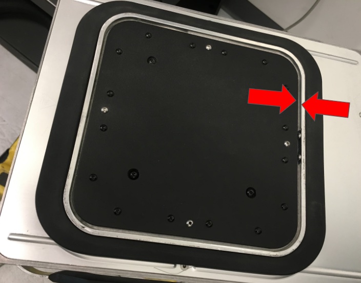 清潔列印床與成型粉槽內壁之間的縫隙