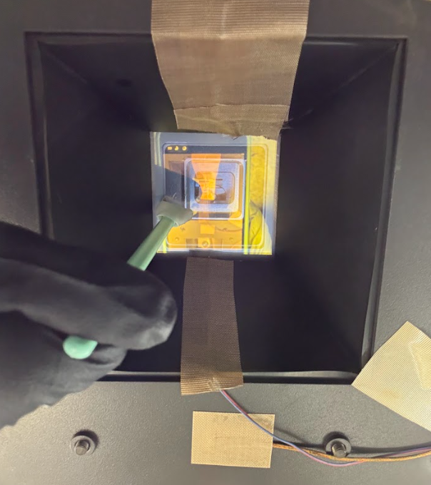使用檢視鏡找到列印艙內的下方雷射視窗