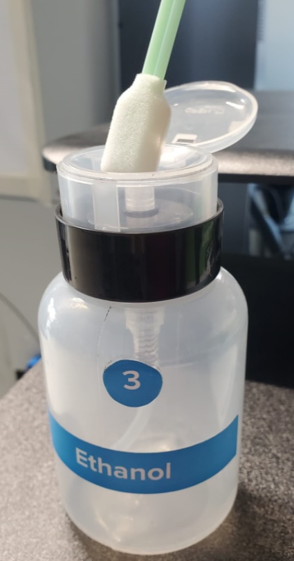 使用少量乙醇潤濕聚酯布棉棒