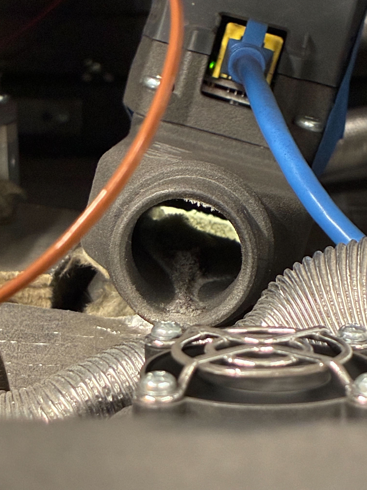 以柔性清潔刷疏通 IR 感測器 purge tubing