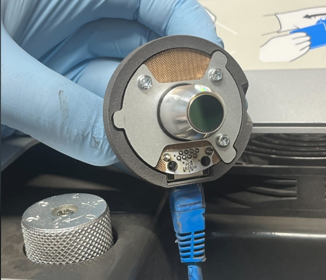 從頂部磁性安裝座取出 IR 感測器