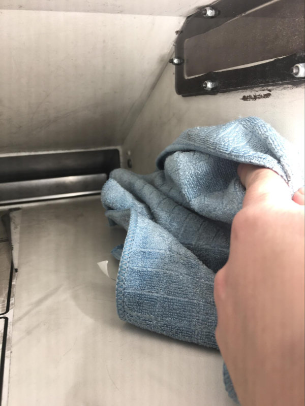 最後以乾淨超細纖維布擦拭粉末斗