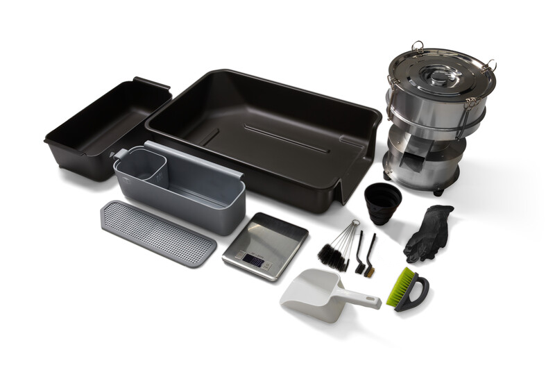 Fuse Depowdering Kit 的工作盤、刷具、篩網、容器與量測工具