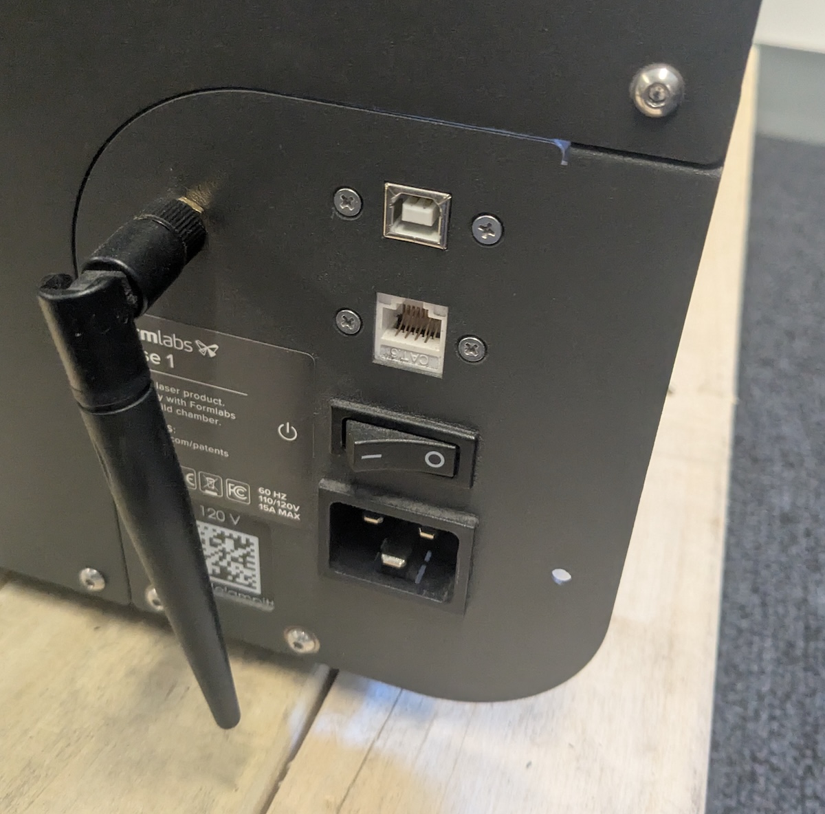 Fuse 1 generation 背面的 USB 與 Ethernet 連接埠