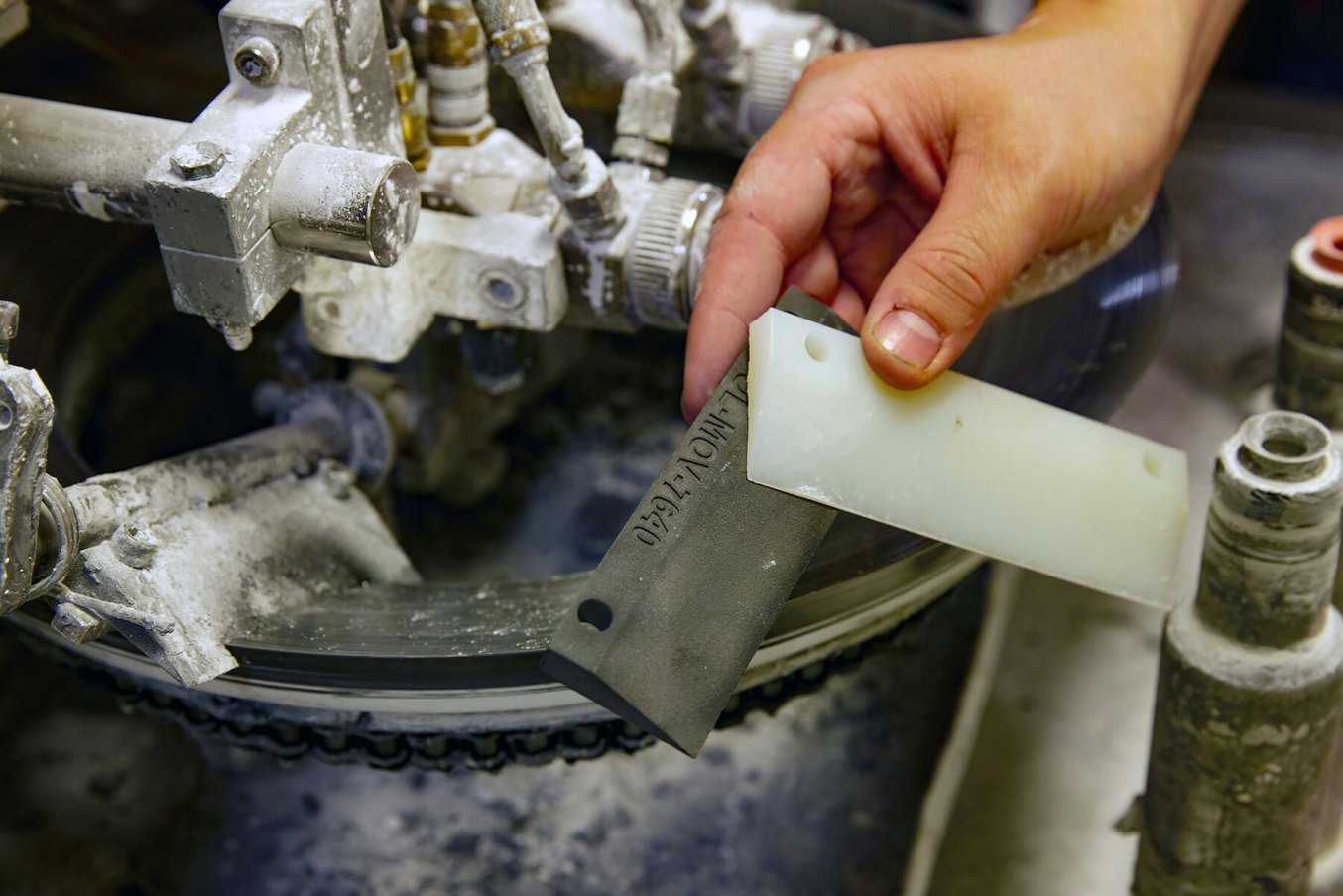 機械加工聚甲醛零件與 SLS 3D 列印零件的比較（玻璃環刮刀）