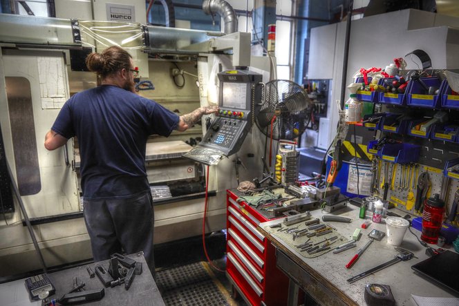 Die Programmierung von CNC-Fräsen erfordert Expertise und Zeit. Wenn ein Teil nicht aus Metall bestehen muss, kann es sich beim 3D-Druck um ein praktisches Hilfsmittel handeln, um Prototypen oder Fertigungswerkzeuge schneller und kostengünstiger herzustell
