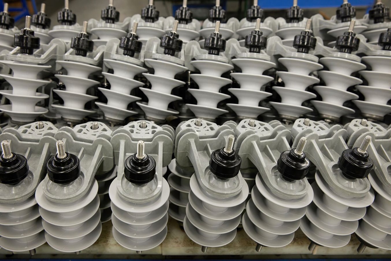 伊頓突波保護器堆疊在一起