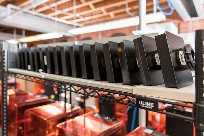 L'équipe de production de Formlabs fabrique des centaines de pièces échantillons par semaine, par impression avec différents matériaux.