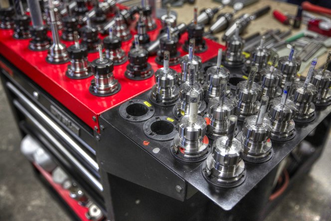 Das Wechseln der Werkzeugausstattung und das Einrichten von CNC-Fräsen kann Stunden dauern, während die Vorbereitung eines 3D-Druckauftrags weniger als zehn Minuten in Anspruch nimmt.
