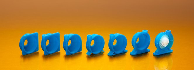 Die Abbildung zeigt sechs verschiedene Prototypen eines Pumpengehäuses, das mit Draft Resin gedruckt wurde. Der Druck eines dieser Teile mit Standard-Kunstharz dauert 3 Stunden 7 Minuten, während es sich mit Draft Resin innerhalb von 47 Minuten drucken läs