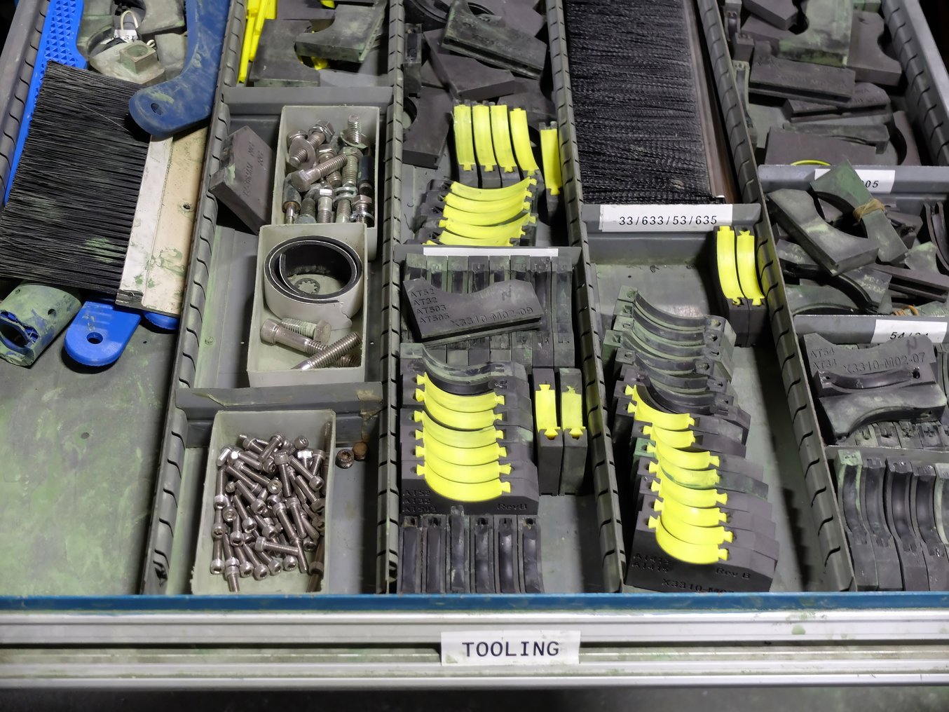 抽屜裡裝滿了伊頓製造輔助設備的 3D 列印零件