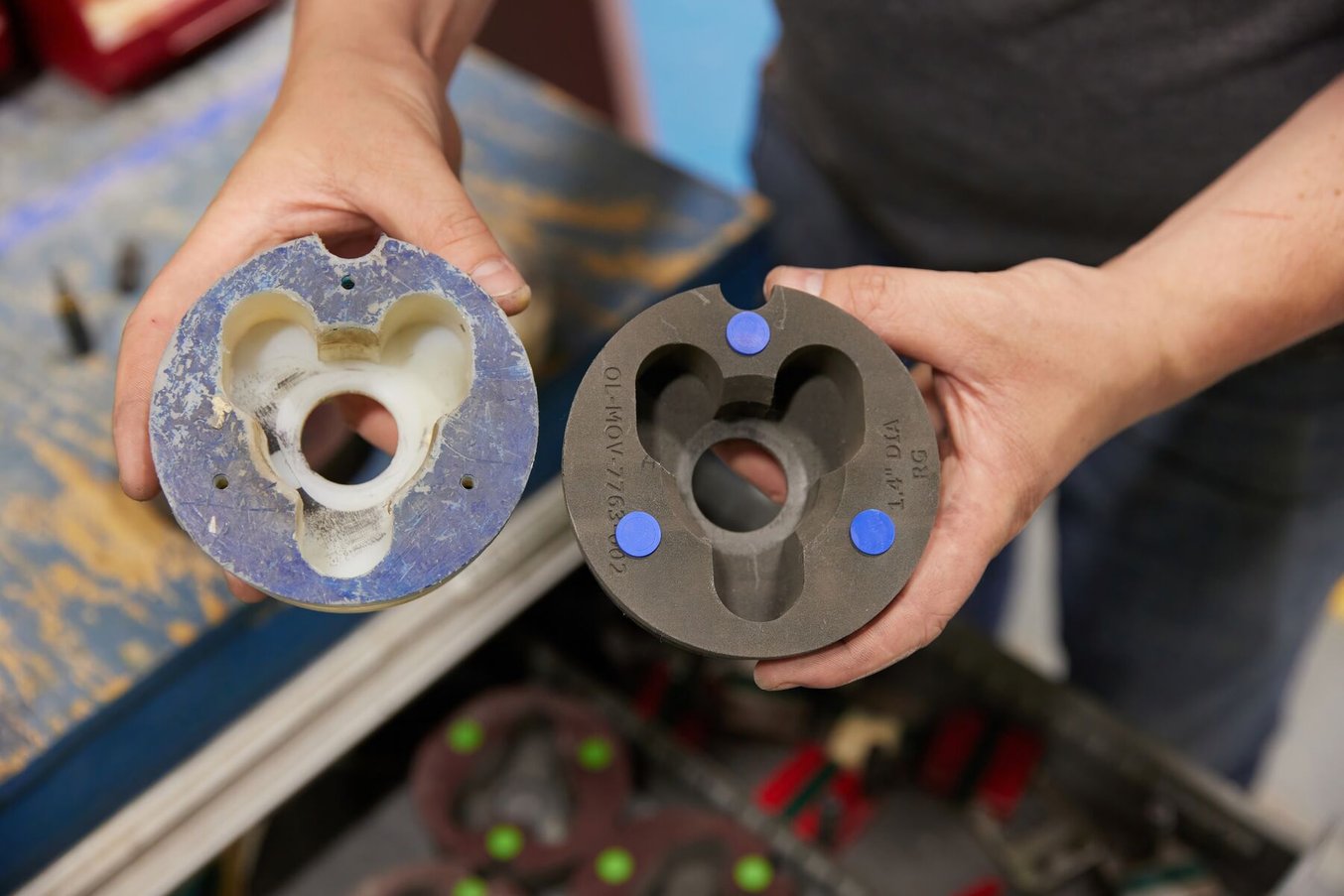 機械加工聚甲醛零件與 SLS 3D 列印零件的比較（測試杯）