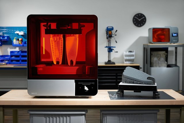 Stampante 4D in resina Formlabs Form 3L liqcreate resine fotopolimeriche materiale resistente forte elastico flessibile flessibile cera colata
