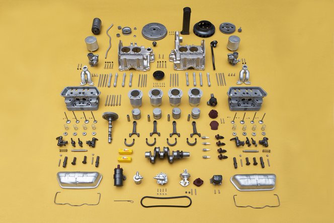 Le 250 singole parti del motore prima dell'assemblaggio. La più piccola era di soli 2 x 1,3 x 0,5 mm, mentre i blocchi motore più grandi misuravano 60 x 70 x 40 mm.
