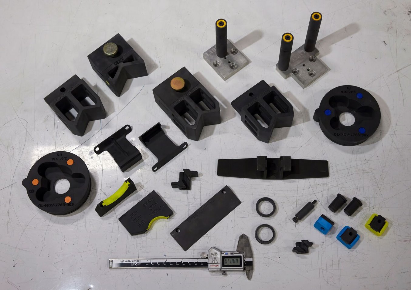 伊頓公司生產的眾多 3D 列印零件，白色背景