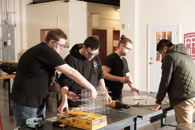 Le lycée de Somerville dans l'état du Massachussetts forme les étudiants à utiliser des technologies et des procédés récents dans leur labo de fabrication.