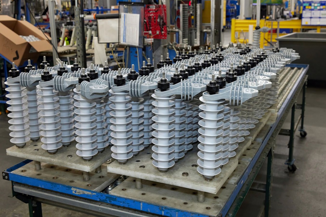 桌上的伊頓突波保護器