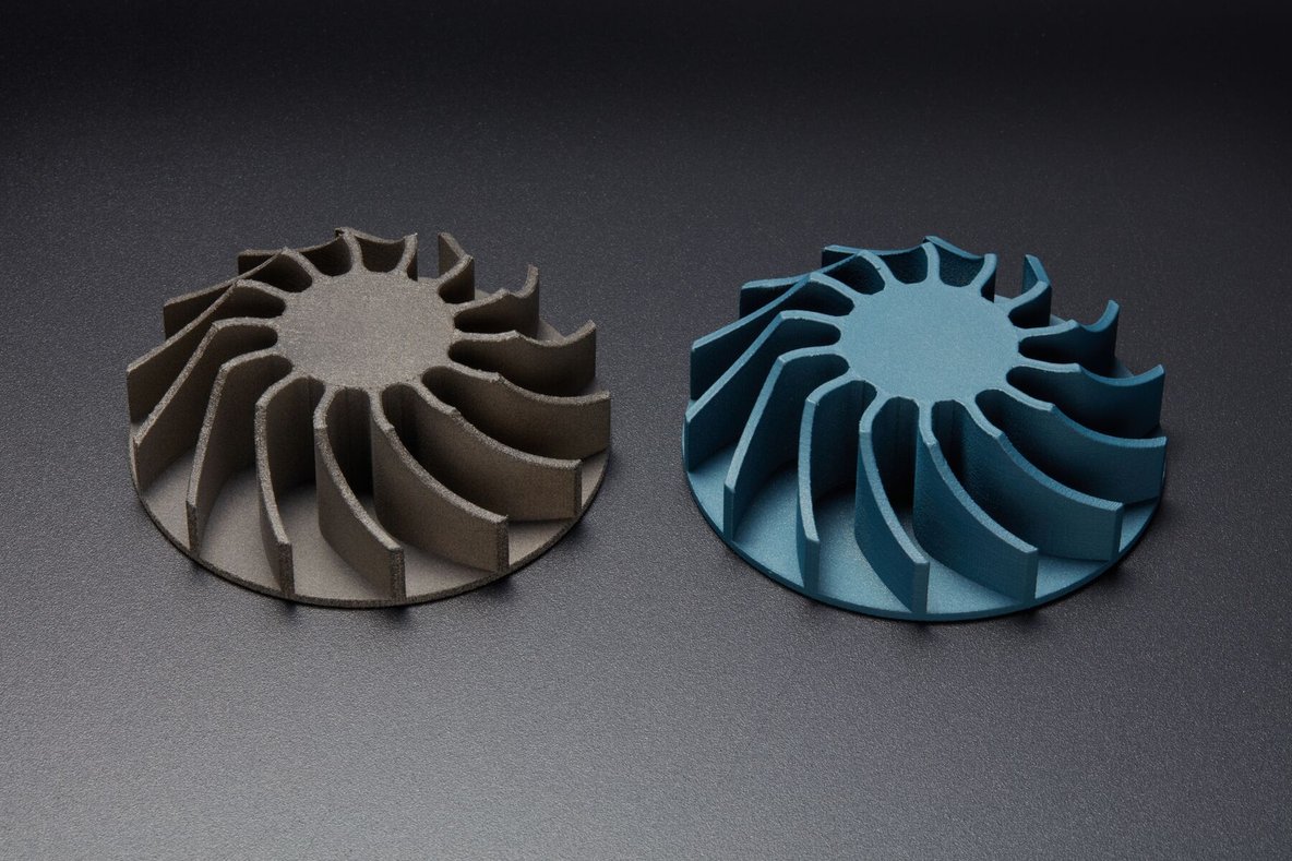 Vibrationsgleitschleifen von Teilen aus dem SLS-3D-Drucker | Formlabs
